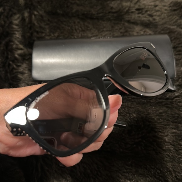 Saint Laurent - Picture 1 of 9